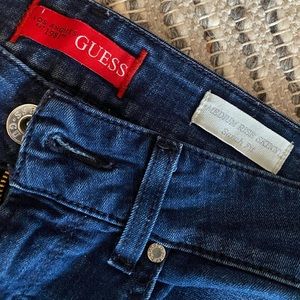 GUESS- Mid rise skinny size 26